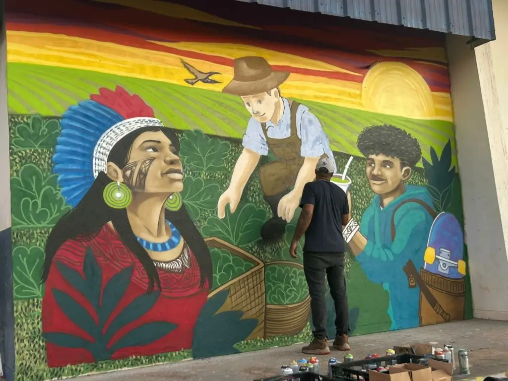 Entre arte, cor e ideias, parede ganha vida no Ginásio Flávio Derzi, em Amambai