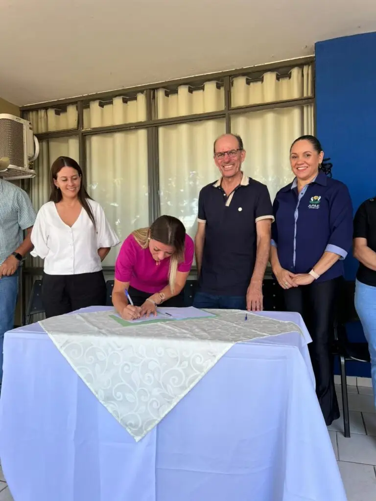 APAE de Amambai celebra assinatura de convênio para melhoria da estrutura escolar