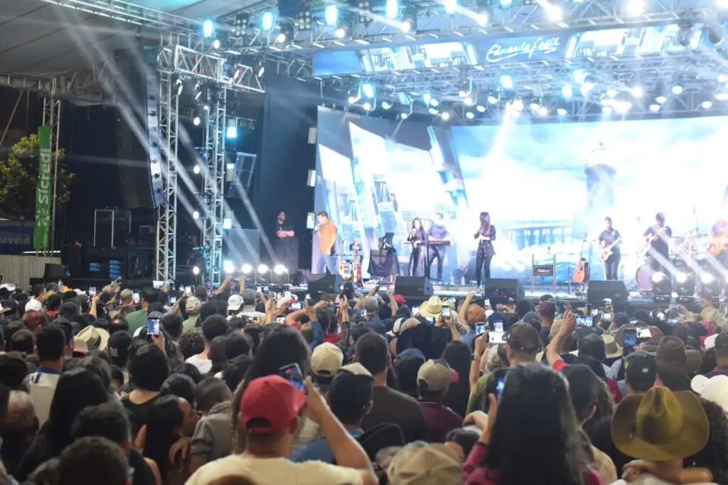 Show de Eduardo Costa supera expectativa com público de mais de 10 mil pessoas em Iguatemi