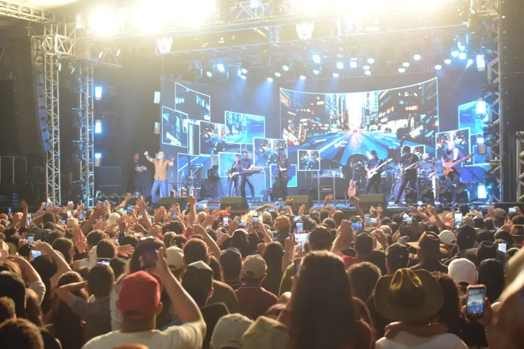 Show de Eduardo Costa supera expectativa com público de mais de 10 mil pessoas em Iguatemi