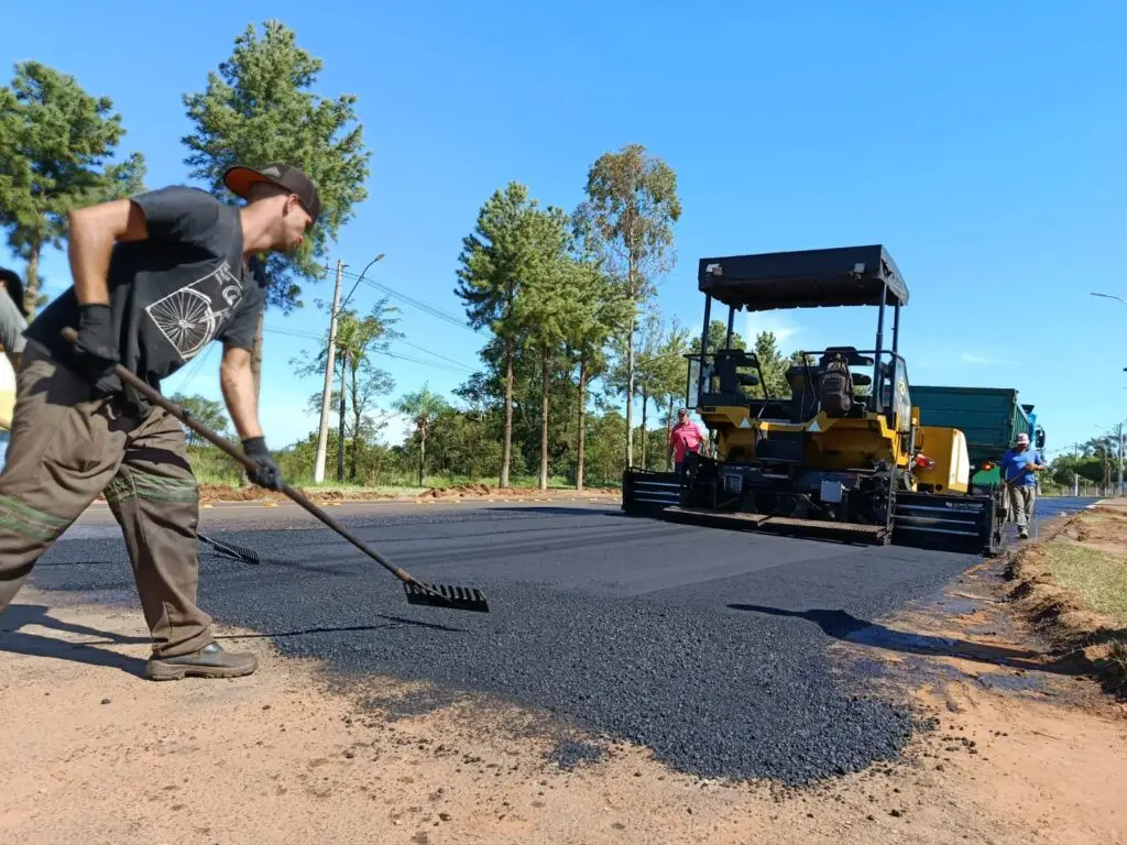 Recapeamento com recursos próprios transforma avenida e garante mais qualidade de vida em Coronel Sapucaia