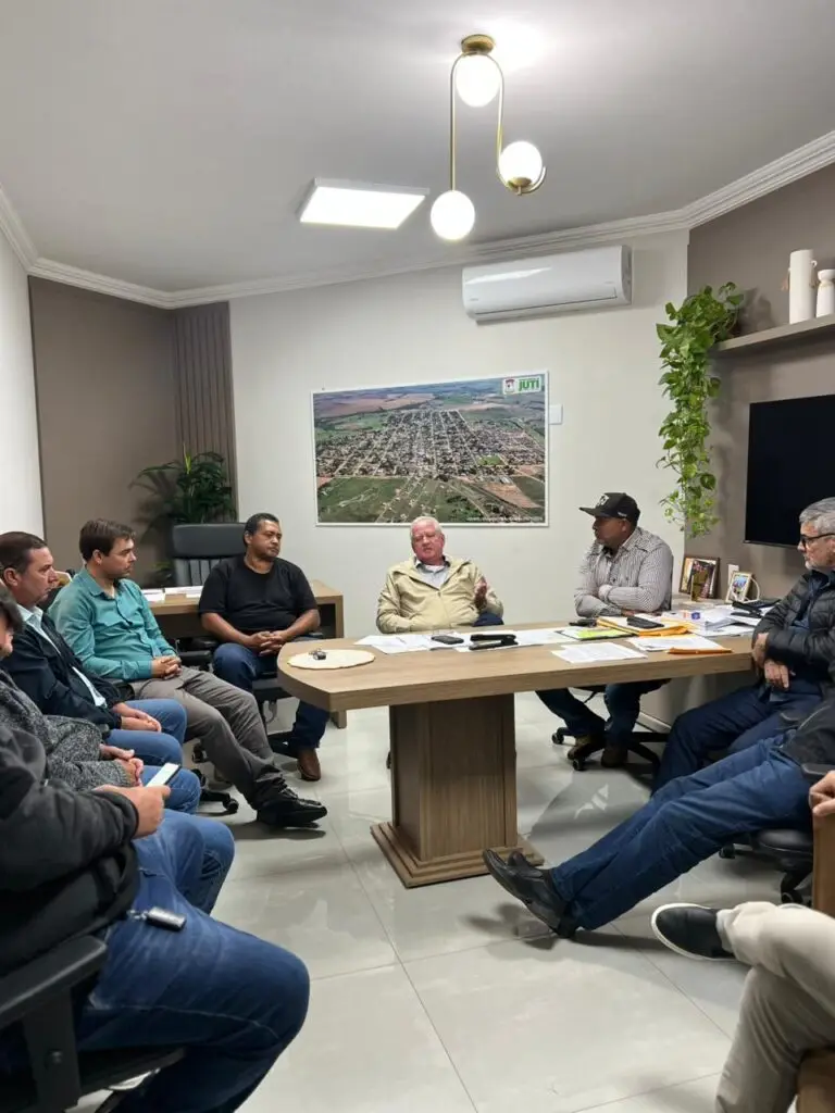 Prefeito Sérgio Barbosa participa de reunião em Juti para discutir melhorias regionais e infraestrutura rural
