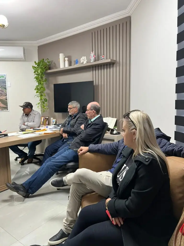 Prefeito Sérgio Barbosa participa de reunião em Juti para discutir melhorias regionais e infraestrutura rural