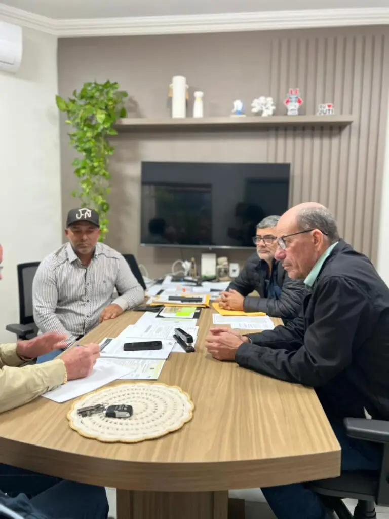 Prefeito Sérgio Barbosa participa de reunião em Juti para discutir melhorias regionais e infraestrutura rural