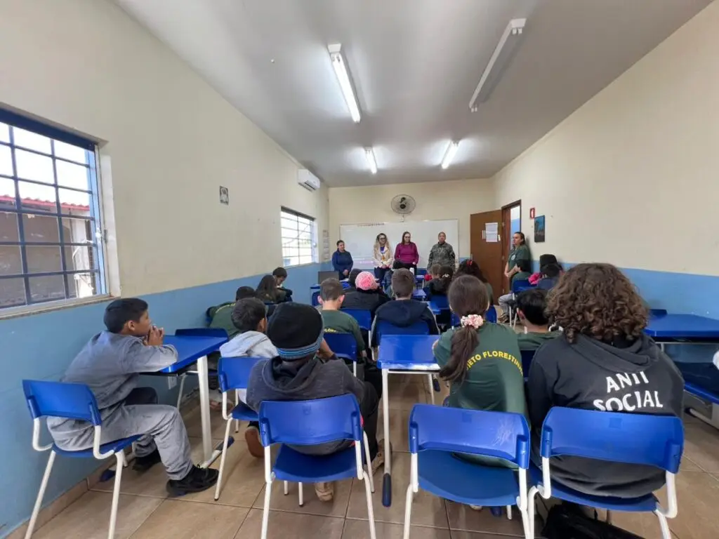 Projeto Florestinha recebe palestra educativa da campanha Maio Laranja em Amambai