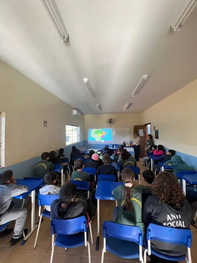 Projeto Florestinha recebe palestra educativa da campanha Maio Laranja em Amambai