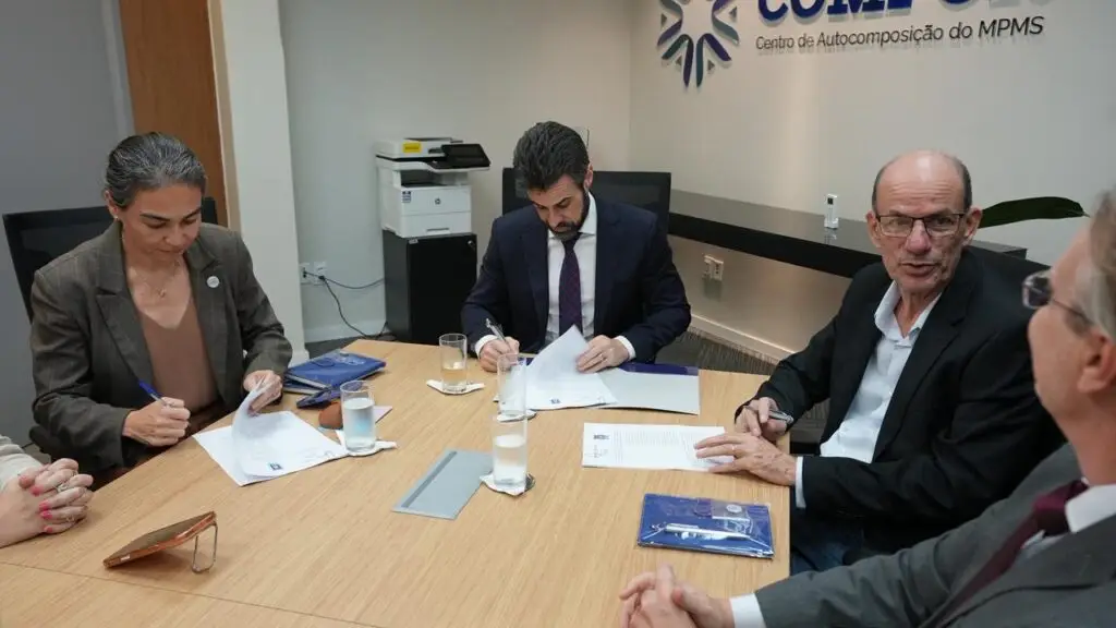 Amambai: Prefeito Sérgio Barbosa participa da assinatura de cooperação entre Prefeitura e Ministério Público para fortalecimento da proteção às vítimas de crimes violentos Amambai: Prefeito Sérgio Barbosa participa da assinatura de cooperação entre Prefeitura e Ministério Público para fortalecimento da proteção às vítimas de crimes violentos
