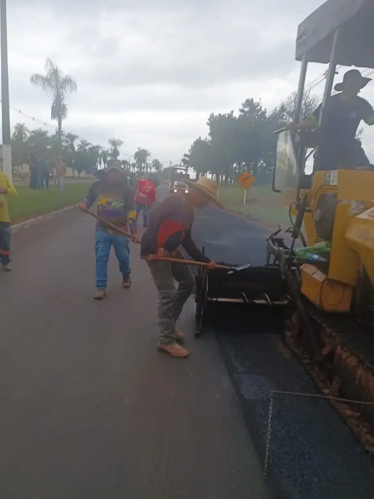 Prefeitura de Coronel Sapucaia executa recapeamento em trecho de acesso à cidade