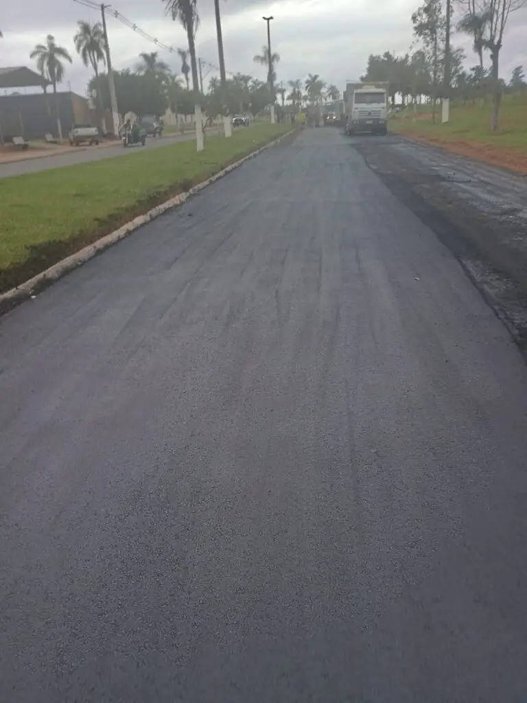 Prefeitura de Coronel Sapucaia executa recapeamento em trecho de acesso à cidade