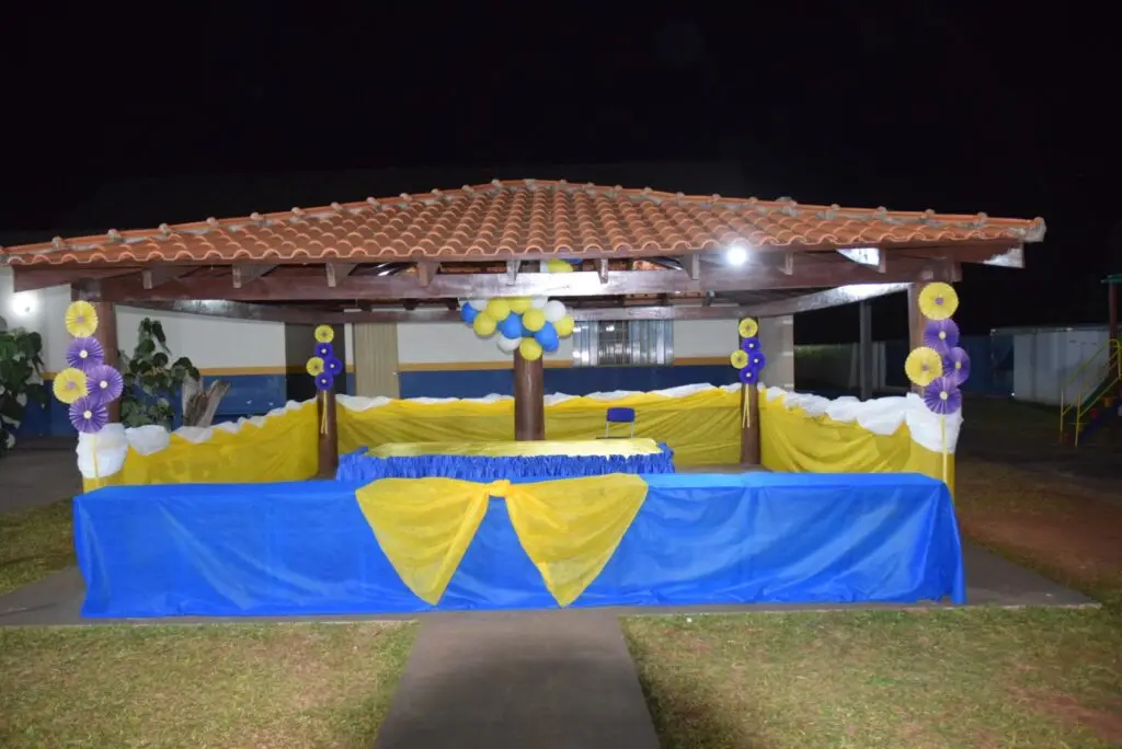 Noite de homenagens marca comemoração dos 40 anos da Escola Municipal de Tempo Integral Tancredo Neves
