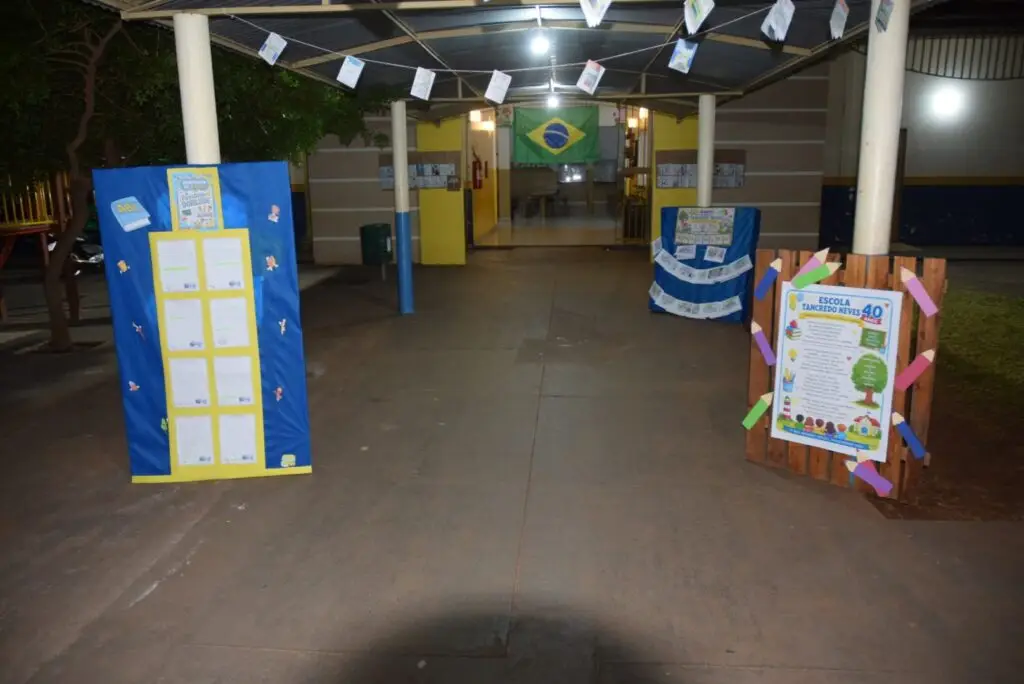 Noite de homenagens marca comemoração dos 40 anos da Escola Municipal de Tempo Integral Tancredo Neves