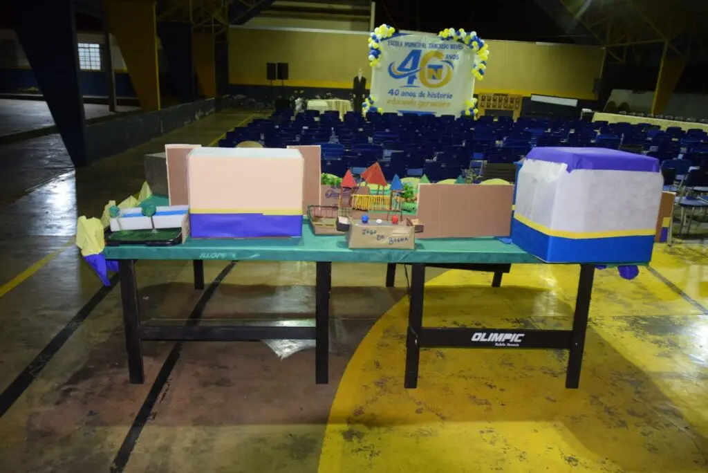 Noite de homenagens marca comemoração dos 40 anos da Escola Municipal de Tempo Integral Tancredo Neves