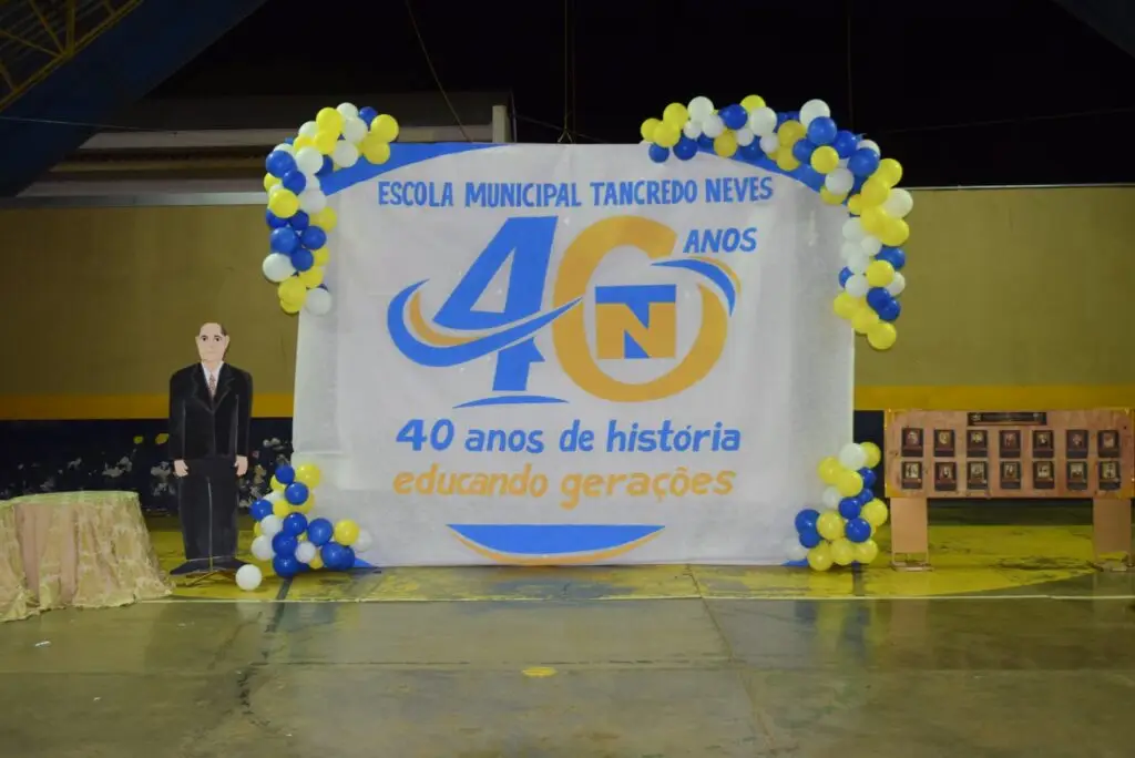 Noite de homenagens marca comemoração dos 40 anos da Escola Municipal de Tempo Integral Tancredo Neves