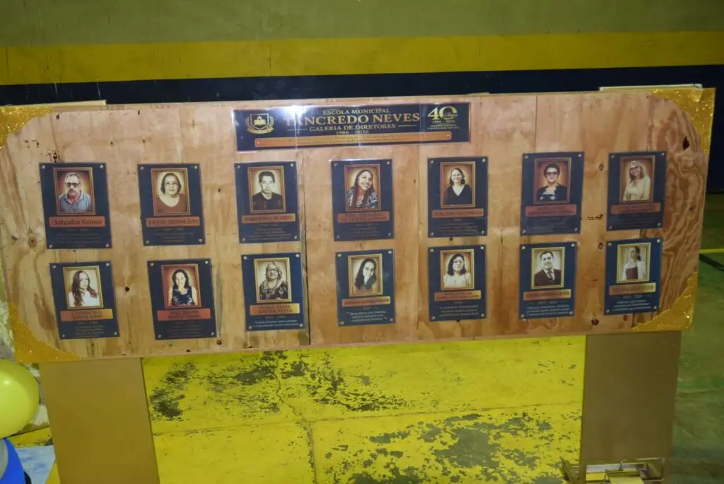 Noite de homenagens marca comemoração dos 40 anos da Escola Municipal de Tempo Integral Tancredo Neves