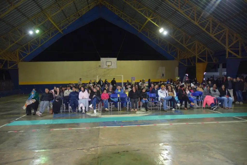 Noite de homenagens marca comemoração dos 40 anos da Escola Municipal de Tempo Integral Tancredo Neves