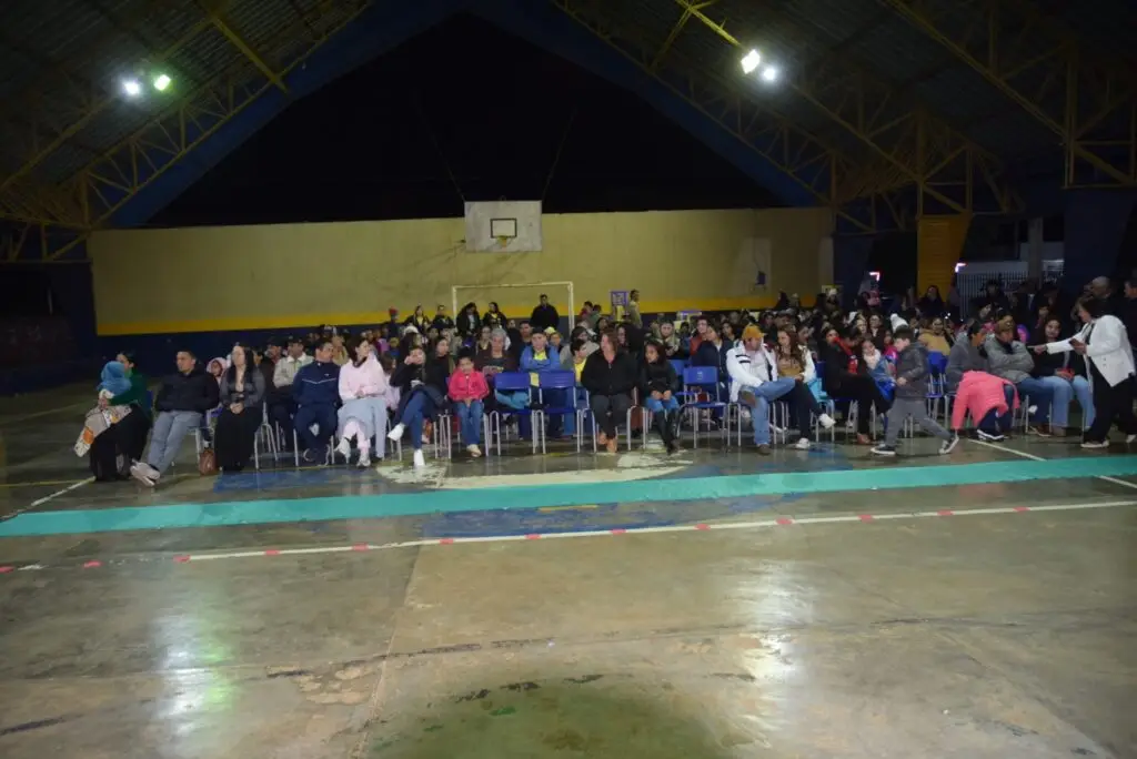 Noite de homenagens marca comemoração dos 40 anos da Escola Municipal de Tempo Integral Tancredo Neves