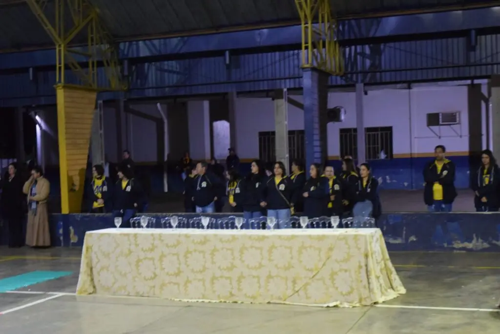 Noite de homenagens marca comemoração dos 40 anos da Escola Municipal de Tempo Integral Tancredo Neves
