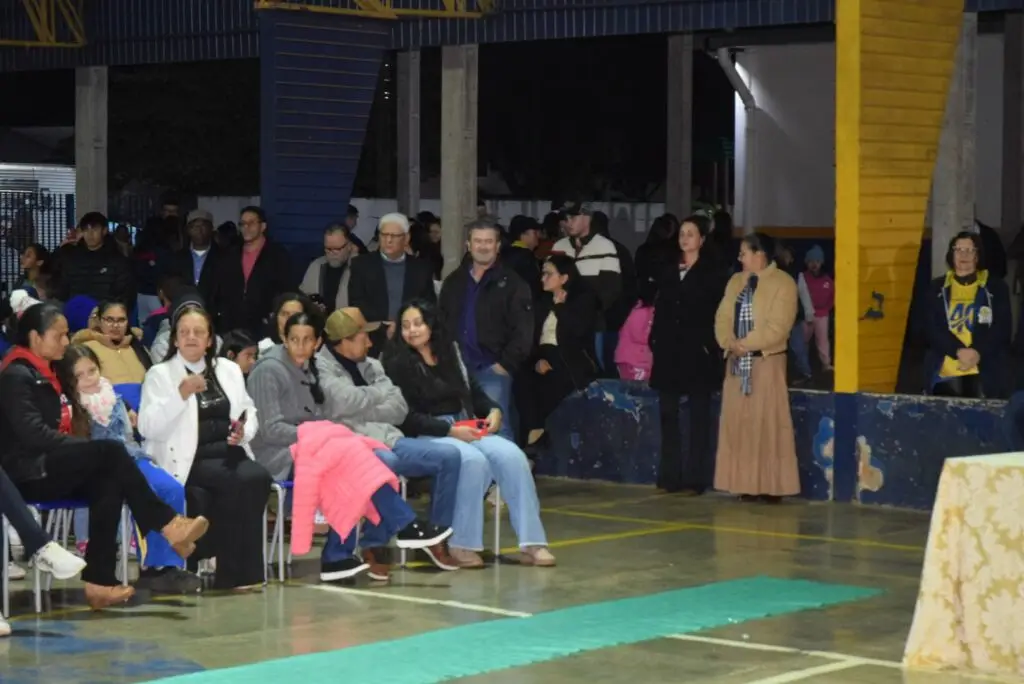 Noite de homenagens marca comemoração dos 40 anos da Escola Municipal de Tempo Integral Tancredo Neves