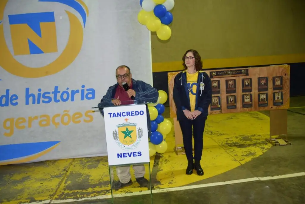 Noite de homenagens marca comemoração dos 40 anos da Escola Municipal de Tempo Integral Tancredo Neves