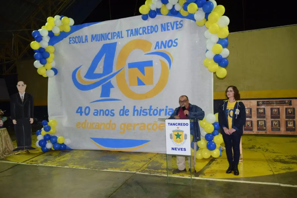 Noite de homenagens marca comemoração dos 40 anos da Escola Municipal de Tempo Integral Tancredo Neves