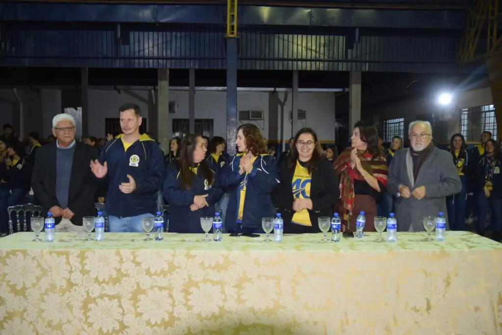 Noite de homenagens marca comemoração dos 40 anos da Escola Municipal de Tempo Integral Tancredo Neves