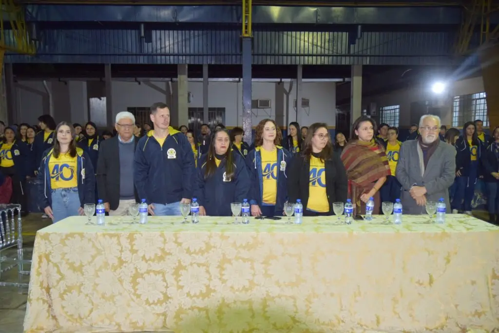 Noite de homenagens marca comemoração dos 40 anos da Escola Municipal de Tempo Integral Tancredo Neves