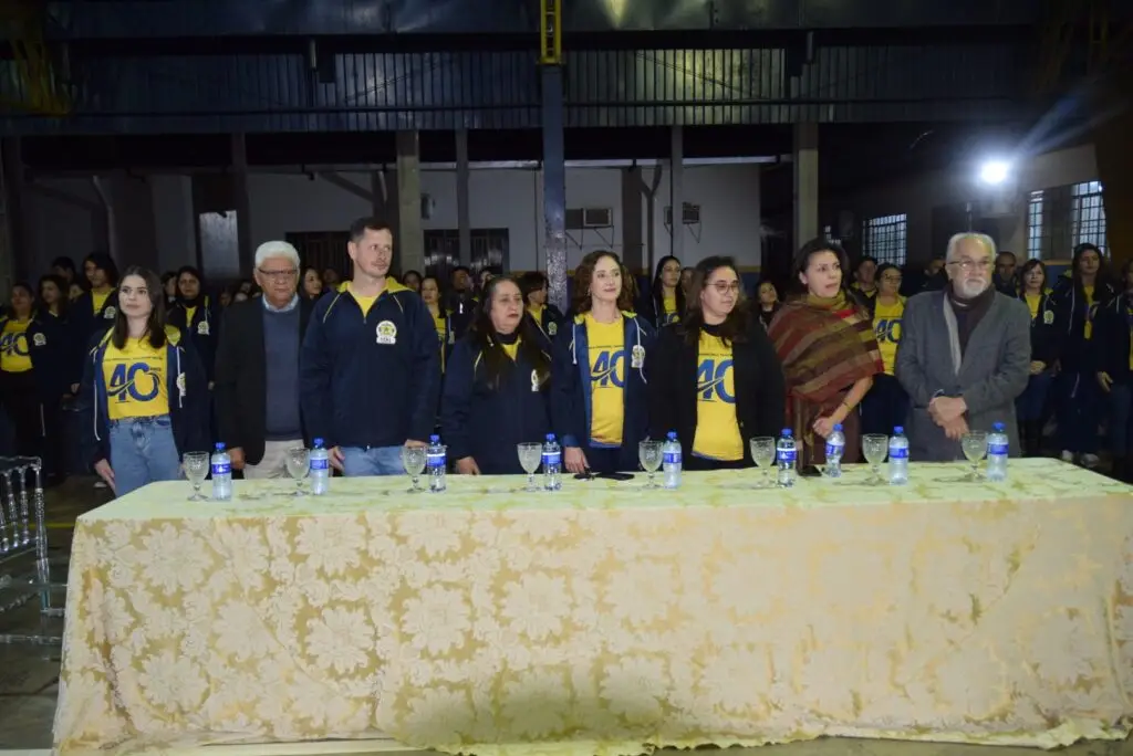Noite de homenagens marca comemoração dos 40 anos da Escola Municipal de Tempo Integral Tancredo Neves