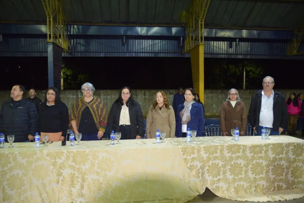 Noite de homenagens marca comemoração dos 40 anos da Escola Municipal de Tempo Integral Tancredo Neves