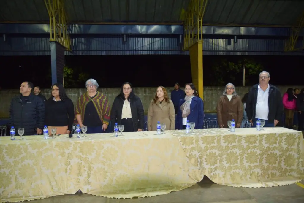Noite de homenagens marca comemoração dos 40 anos da Escola Municipal de Tempo Integral Tancredo Neves