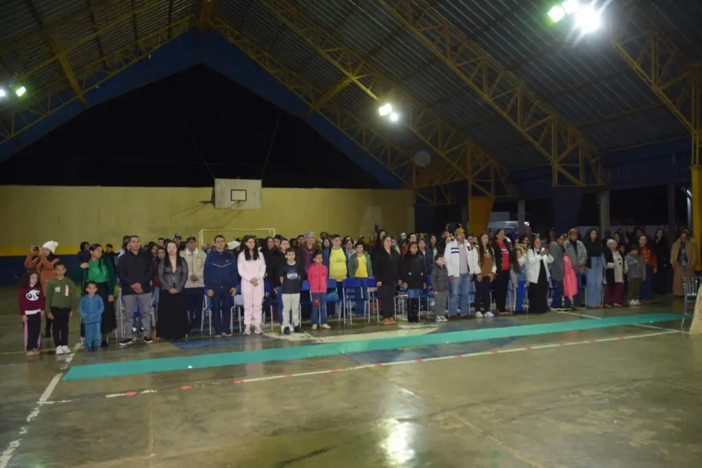 Noite de homenagens marca comemoração dos 40 anos da Escola Municipal de Tempo Integral Tancredo Neves