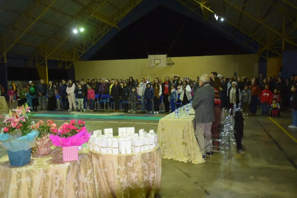 Noite de homenagens marca comemoração dos 40 anos da Escola Municipal de Tempo Integral Tancredo Neves