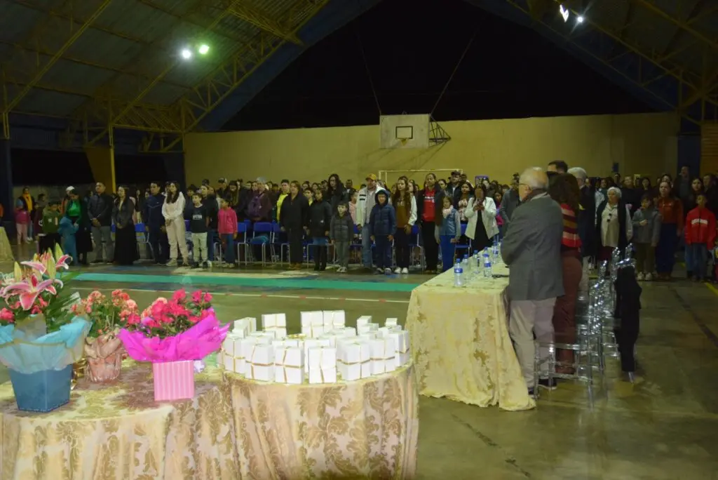 Noite de homenagens marca comemoração dos 40 anos da Escola Municipal de Tempo Integral Tancredo Neves