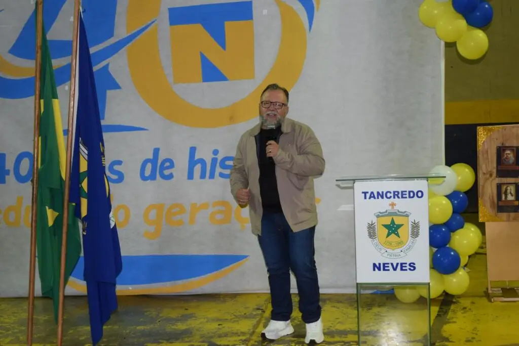 Noite de homenagens marca comemoração dos 40 anos da Escola Municipal de Tempo Integral Tancredo Neves