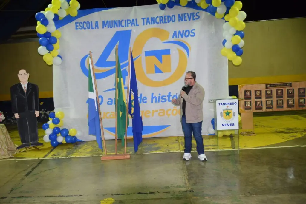 Noite de homenagens marca comemoração dos 40 anos da Escola Municipal de Tempo Integral Tancredo Neves