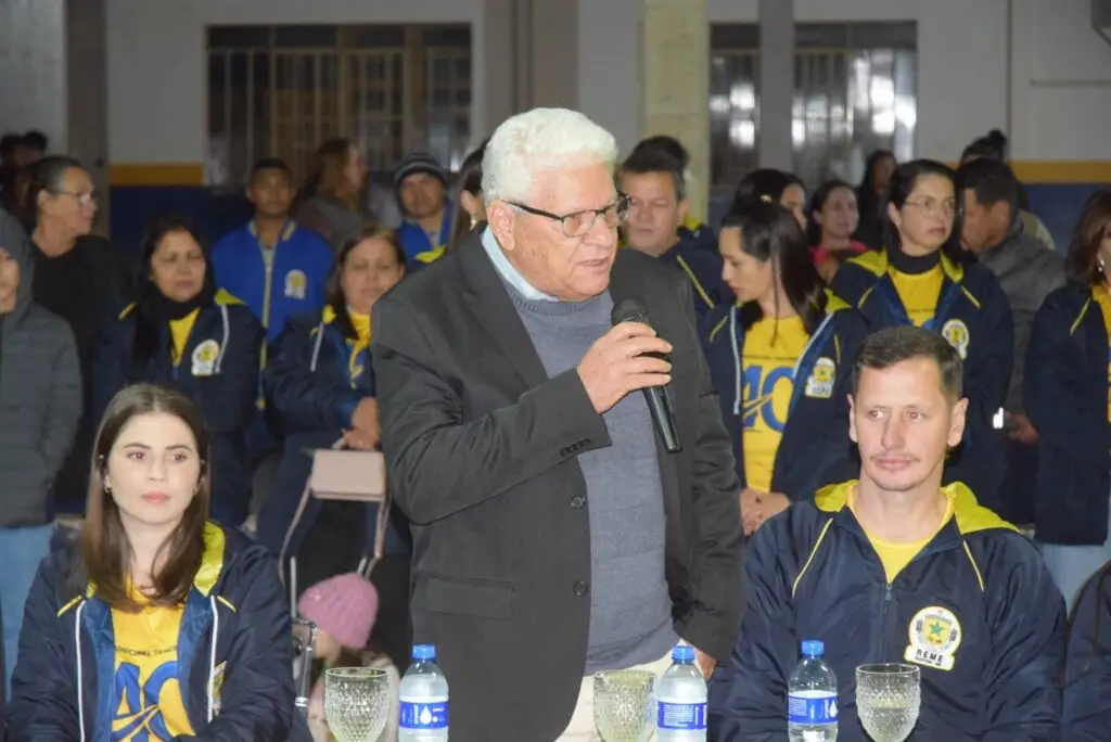Noite de homenagens marca comemoração dos 40 anos da Escola Municipal de Tempo Integral Tancredo Neves