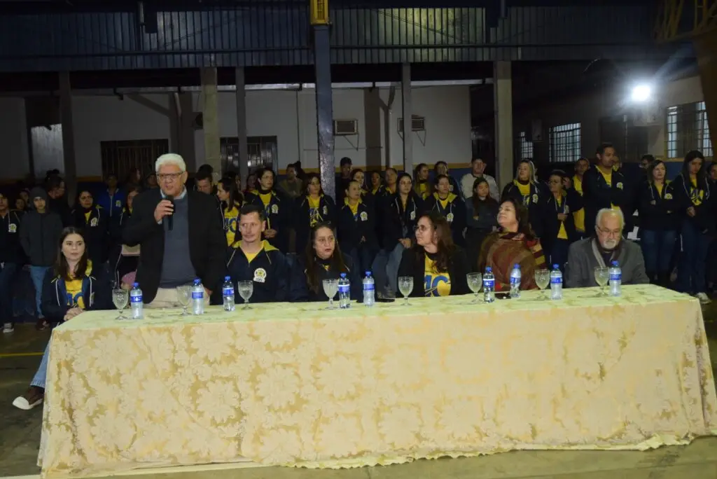 Noite de homenagens marca comemoração dos 40 anos da Escola Municipal de Tempo Integral Tancredo Neves