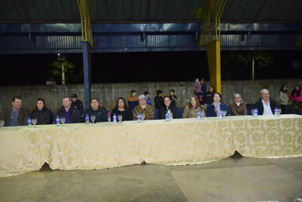 Noite de homenagens marca comemoração dos 40 anos da Escola Municipal de Tempo Integral Tancredo Neves