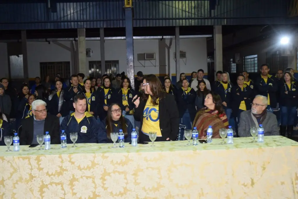 Noite de homenagens marca comemoração dos 40 anos da Escola Municipal de Tempo Integral Tancredo Neves