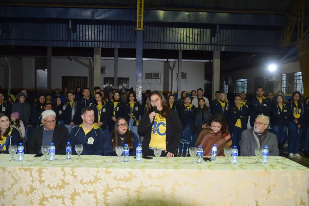 Noite de homenagens marca comemoração dos 40 anos da Escola Municipal de Tempo Integral Tancredo Neves