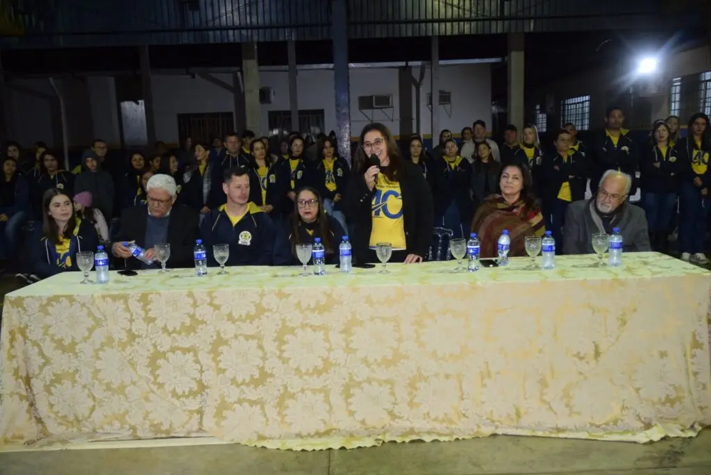 Noite de homenagens marca comemoração dos 40 anos da Escola Municipal de Tempo Integral Tancredo Neves