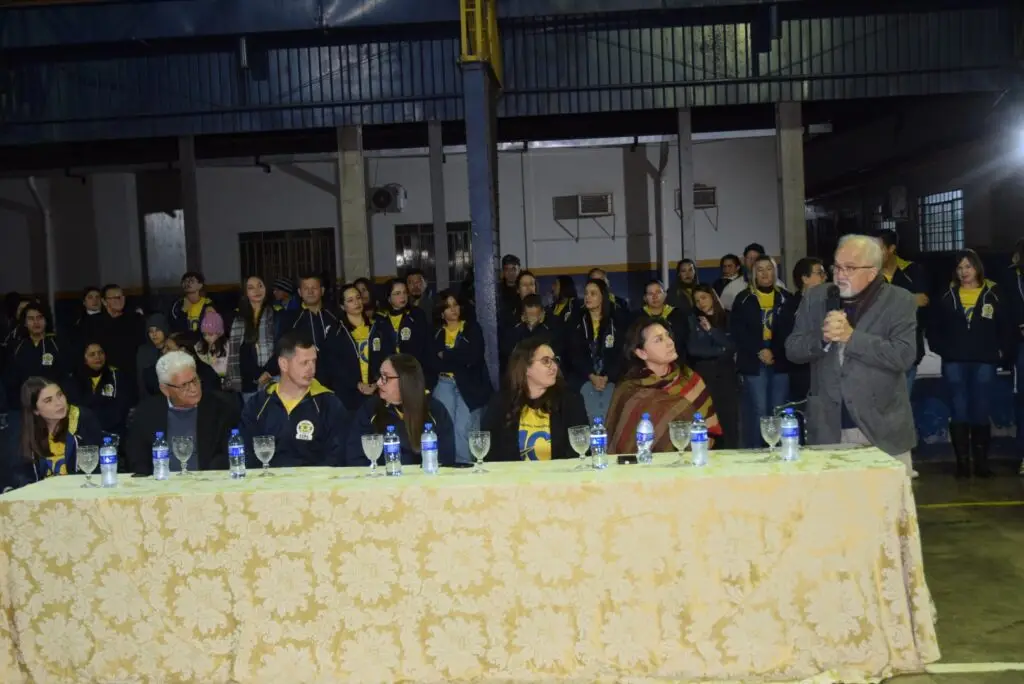 Noite de homenagens marca comemoração dos 40 anos da Escola Municipal de Tempo Integral Tancredo Neves