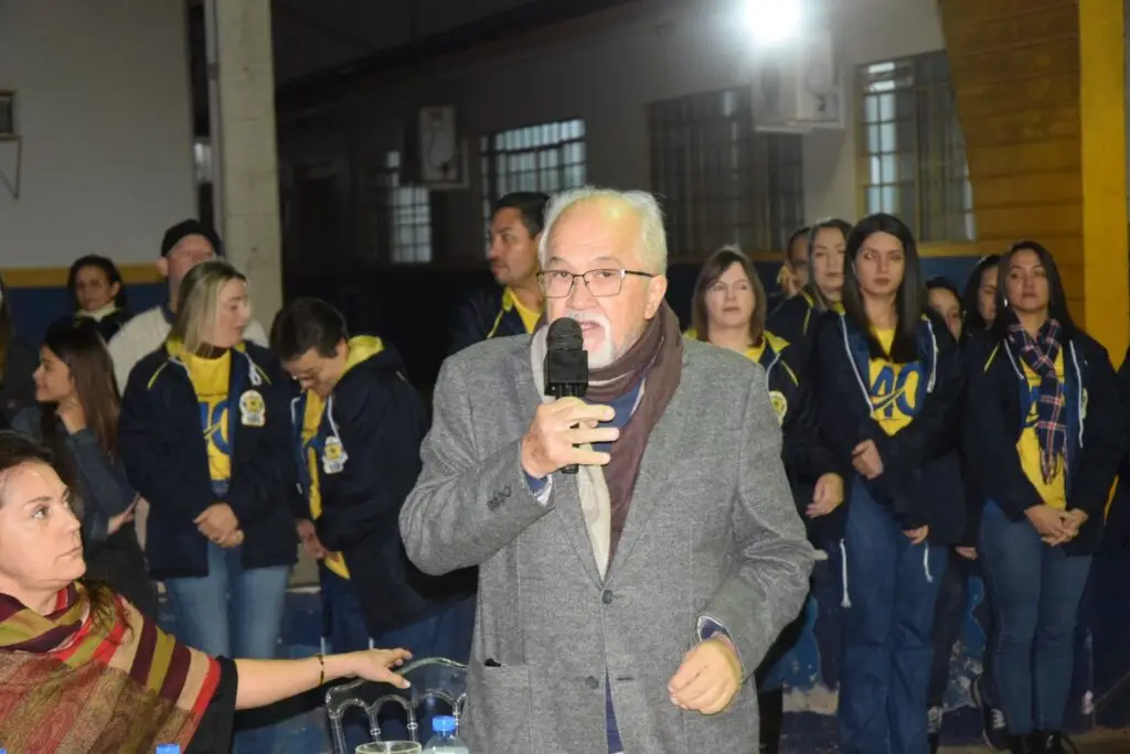 Noite de homenagens marca comemoração dos 40 anos da Escola Municipal de Tempo Integral Tancredo Neves