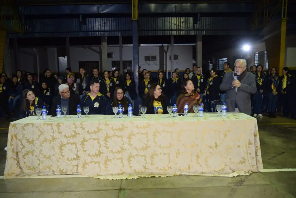 Noite de homenagens marca comemoração dos 40 anos da Escola Municipal de Tempo Integral Tancredo Neves