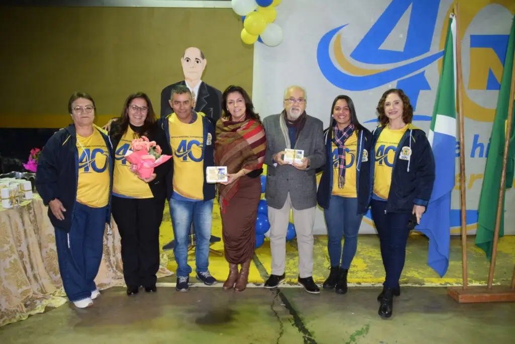 Noite de homenagens marca comemoração dos 40 anos da Escola Municipal de Tempo Integral Tancredo Neves