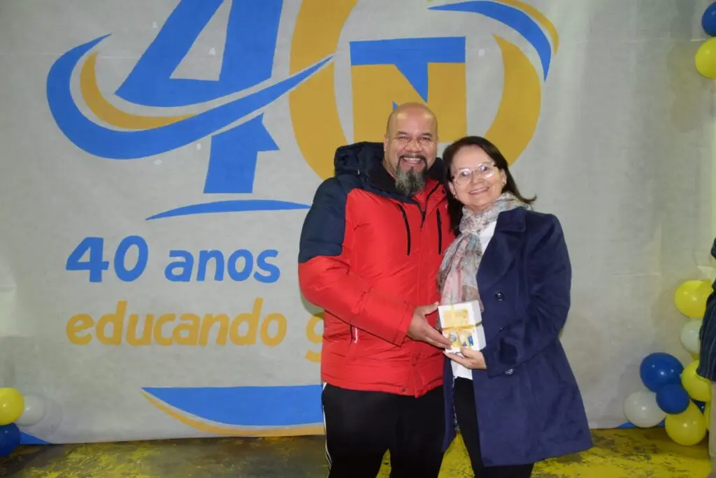 Noite de homenagens marca comemoração dos 40 anos da Escola Municipal de Tempo Integral Tancredo Neves