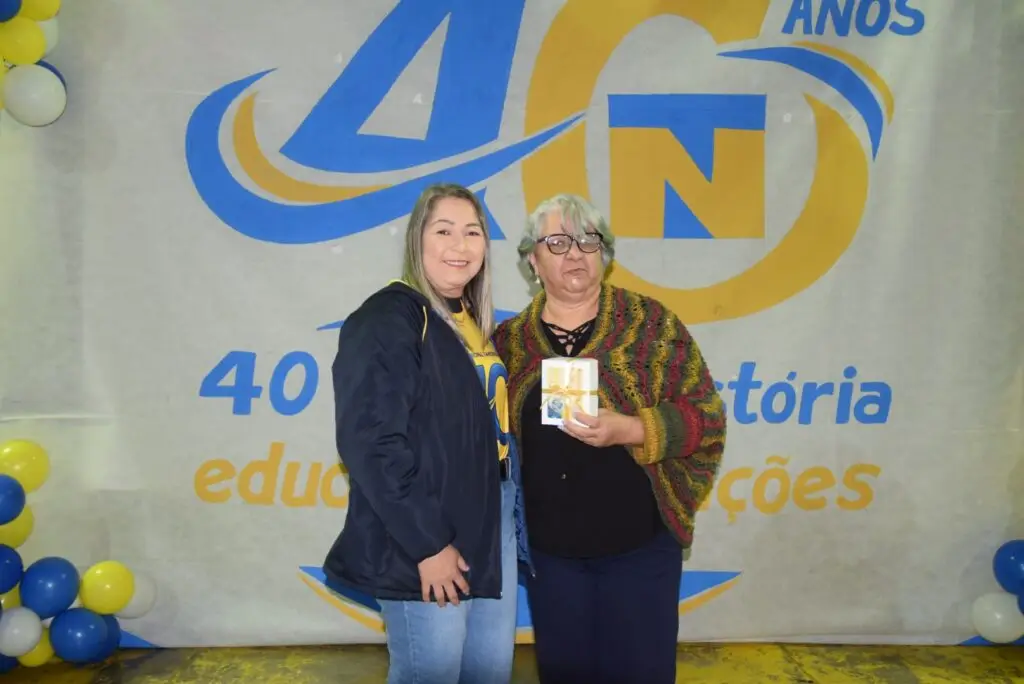 Noite de homenagens marca comemoração dos 40 anos da Escola Municipal de Tempo Integral Tancredo Neves