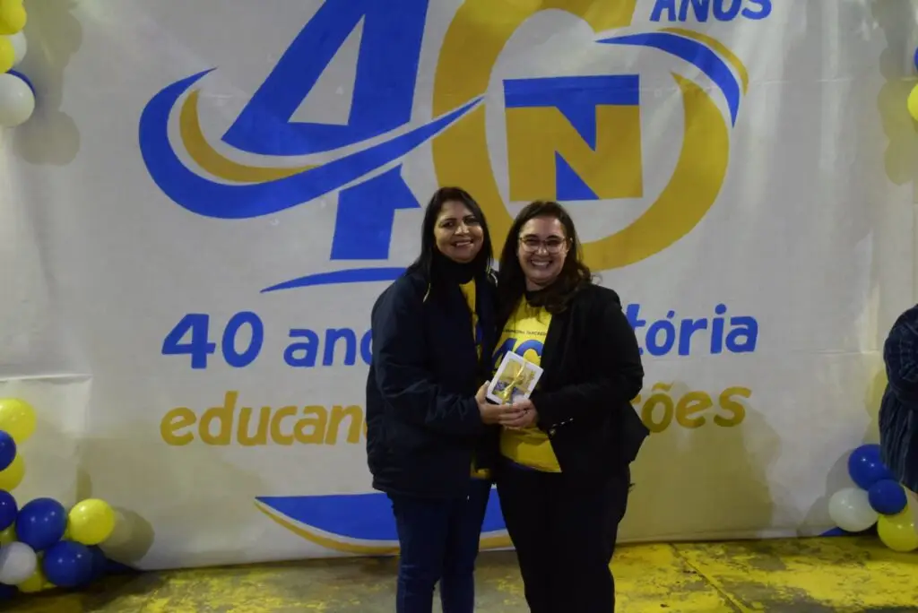 Noite de homenagens marca comemoração dos 40 anos da Escola Municipal de Tempo Integral Tancredo Neves