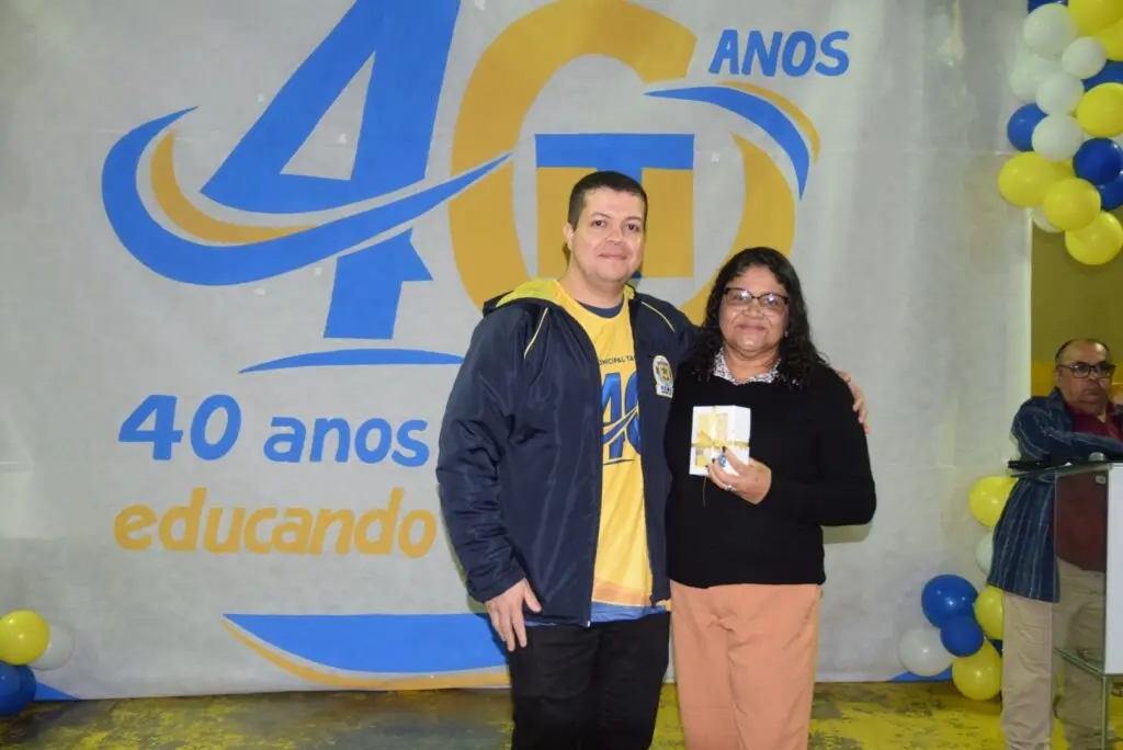 Noite de homenagens marca comemoração dos 40 anos da Escola Municipal de Tempo Integral Tancredo Neves