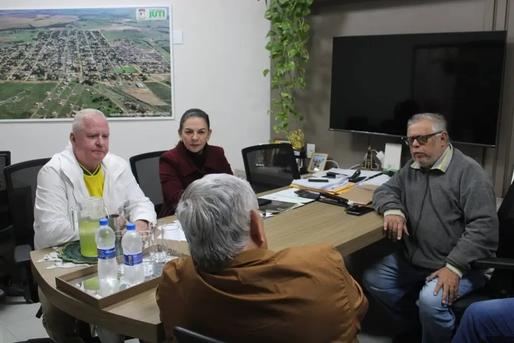 Prefeito Gilson recebe o deputado estadual Zeca do PT para tratar de investimentos para Juti Prefeito Gilson recebe o deputado estadual Zeca do PT para tratar de investimentos para Juti
