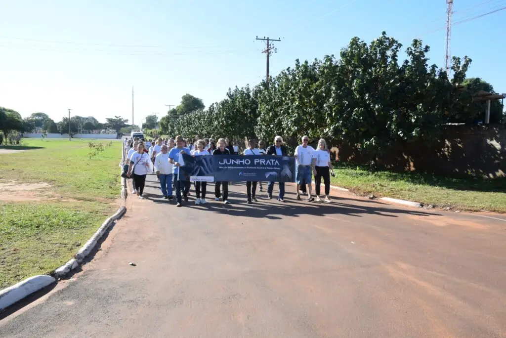 Grupo da Terceira Idade de Iguatemi participa de caminhada alusiva ao Junho Prata, mês de combate à violência contra a pessoa idosa
